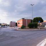 Qui abbandoniamo le piccole case e i negozietti: la rotatoria ci immette su strade pi� ampie che accolgono moderni bar e negozi di pi� recente apertura